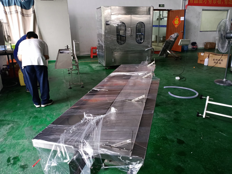 自動(dòng)液體灌裝機(jī)與市場(chǎng)同步走，滿足快捷式出產(chǎn)